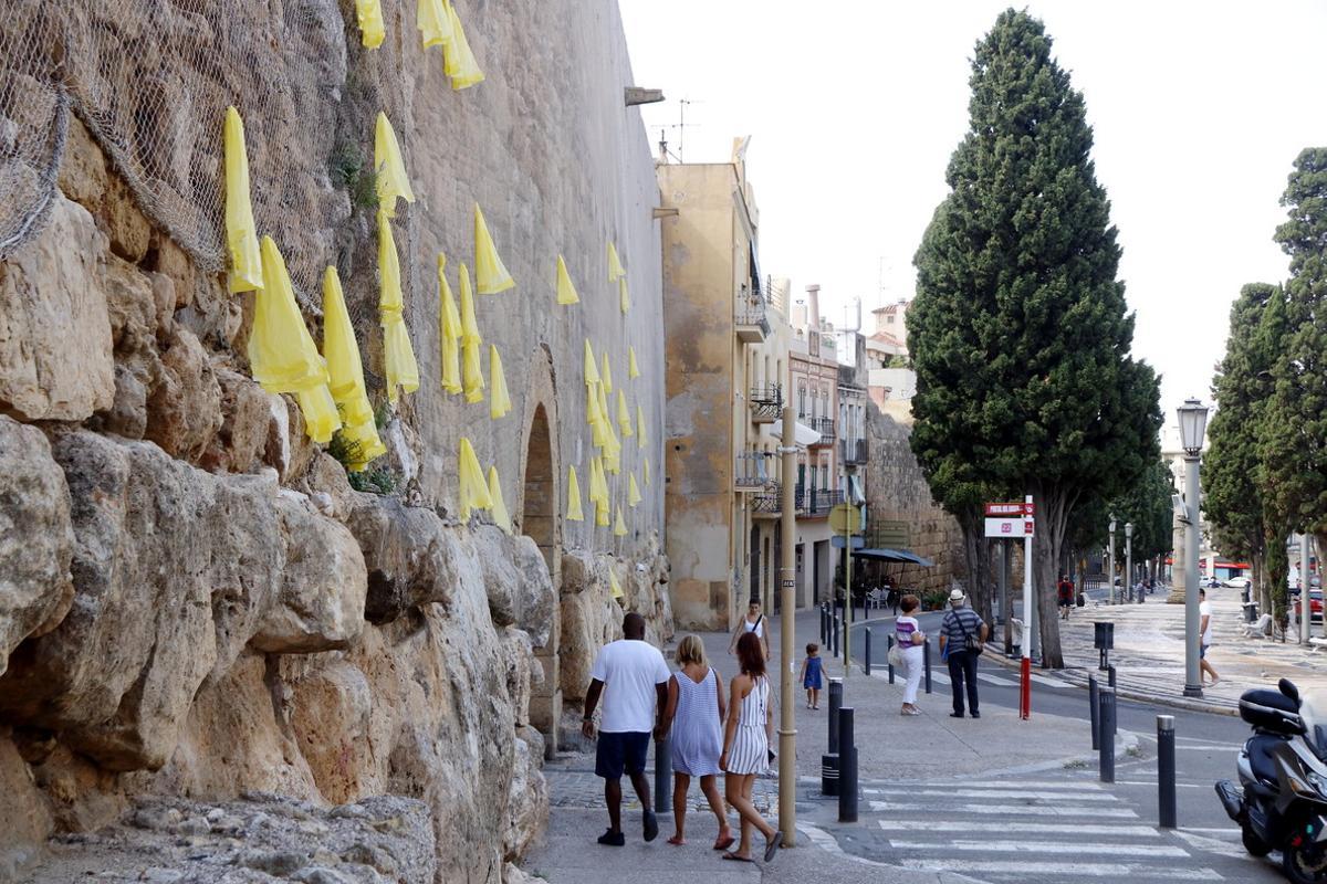 Lazos amarillos colgados en la muralla de Tarragona, este martes.