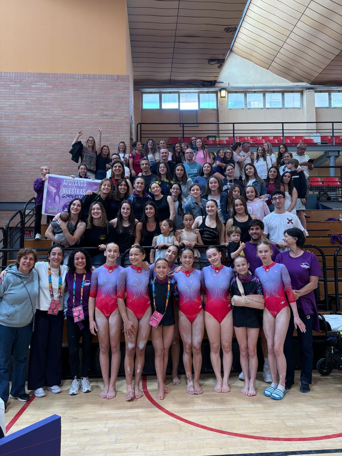 El Club Gimnastic La Plana junto a su aficin