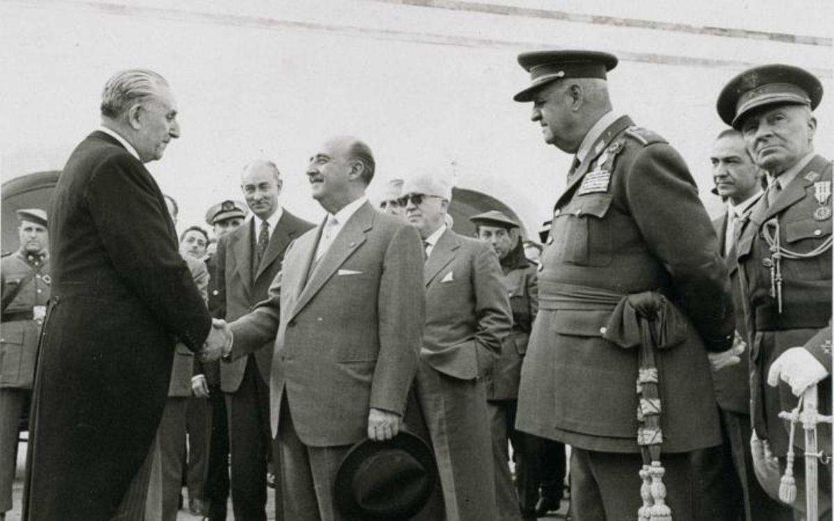 Franco saluda a Porcioles, en junio de 1960 en el Castillo de Montjuic.