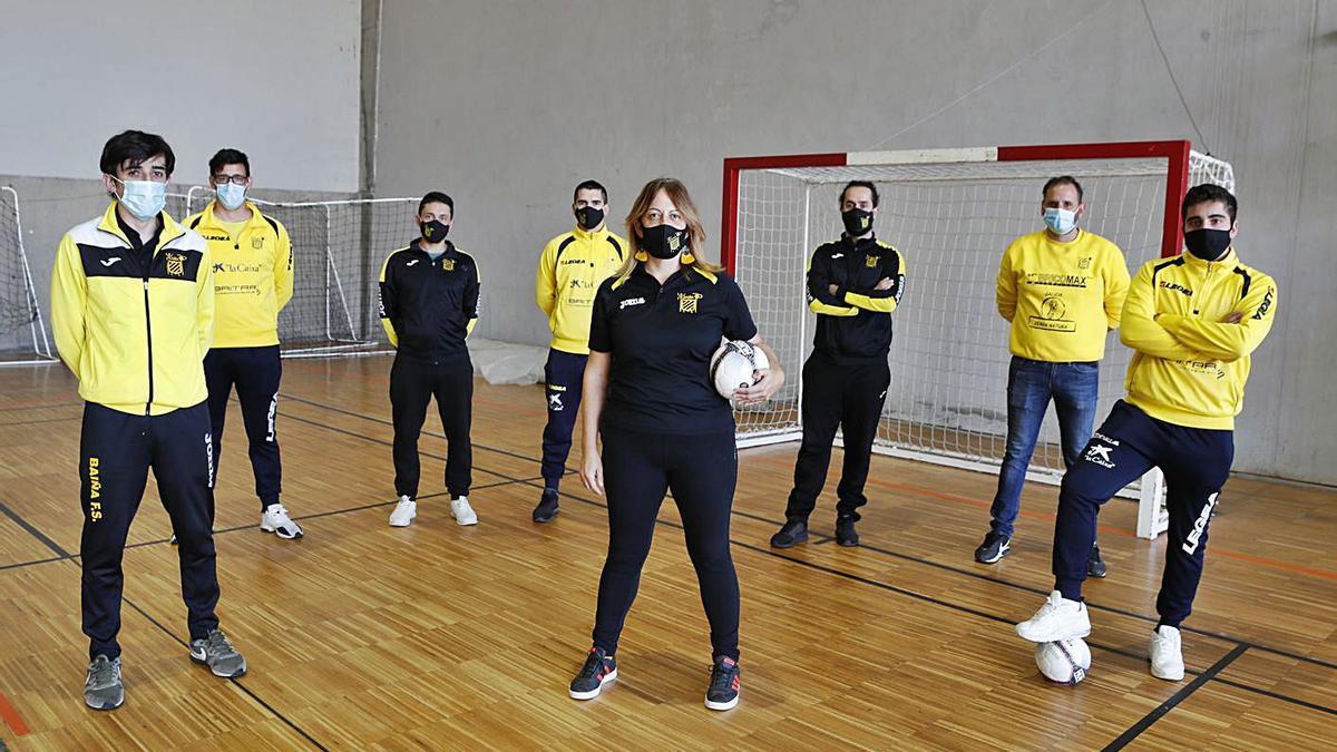 Presidenta, jugadores y técnicos del Baíña, en el pabellón de Baiona. |  // RICARDO GROBAS