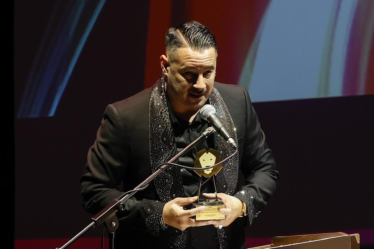Andy recogiendo un premio en los Premios Latino