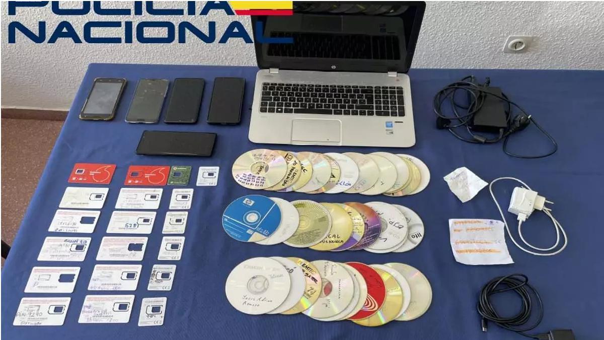 Móviles, tarjetas, ordenador y otro material informático intervenido por la Policía Nacional al imputado.