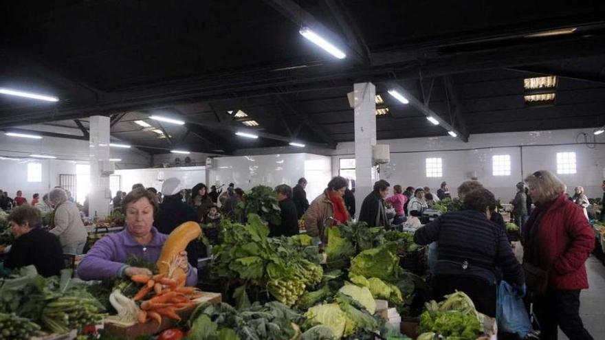 La nueva imagen de la plaza de la verdura sorprendió a vendedoras y clientes. // Noé Parga