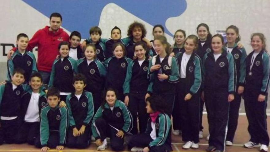 Equipo del María Inmaculada con Lucía y Clara González (a la derecha), en el Escolar de Tomiño.