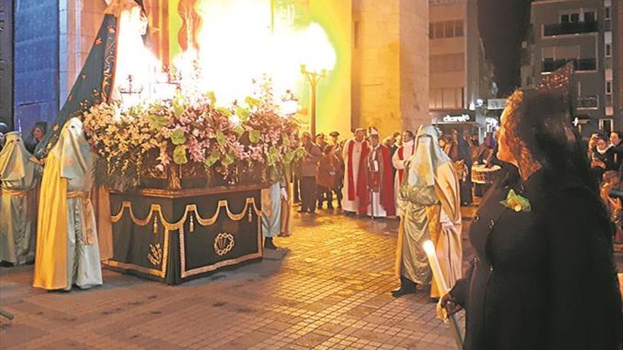 El obispo preside el desfile previo a la Trencà de l’Hora