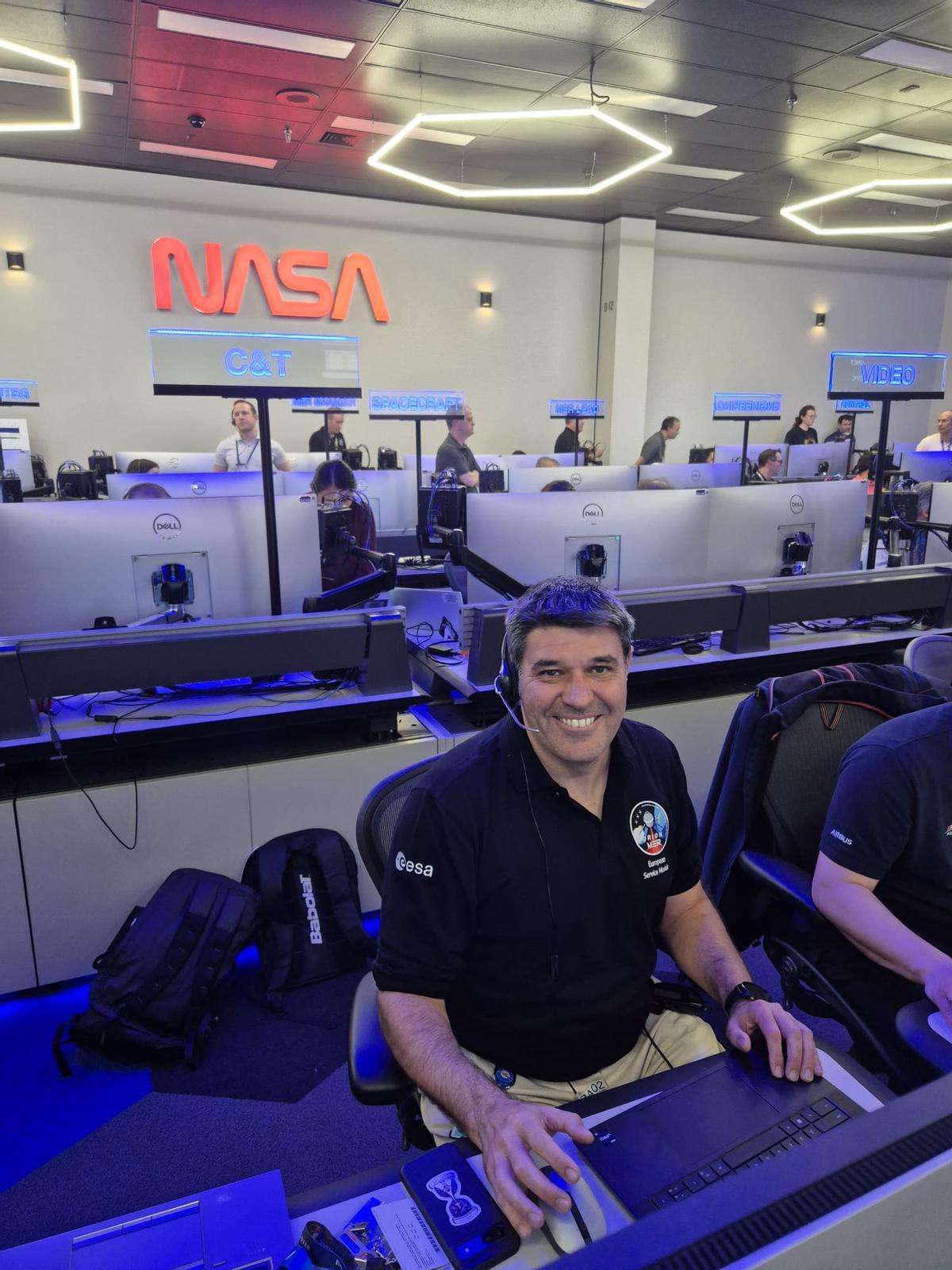 El ingeniero Arturo Fernández, en el control de la NASA, en Houston.