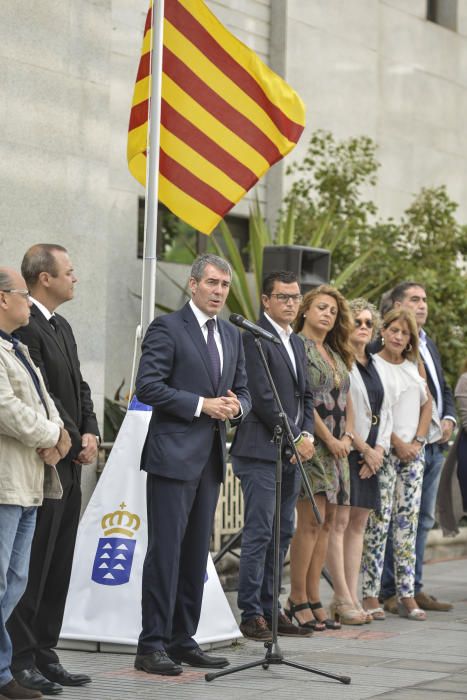 20/08/17.LAS PALMAS DE GRAN  CANARIA. El presidente del Gobierno de Canarias, Fernado Clavijo, izó la bandera de Cataluña por el atentado de Barcelona y Cambrils, frente a la sede de Presidencia en Las Palmas de Gran Canaria. FOTO: J. PÉREZ CURBELO