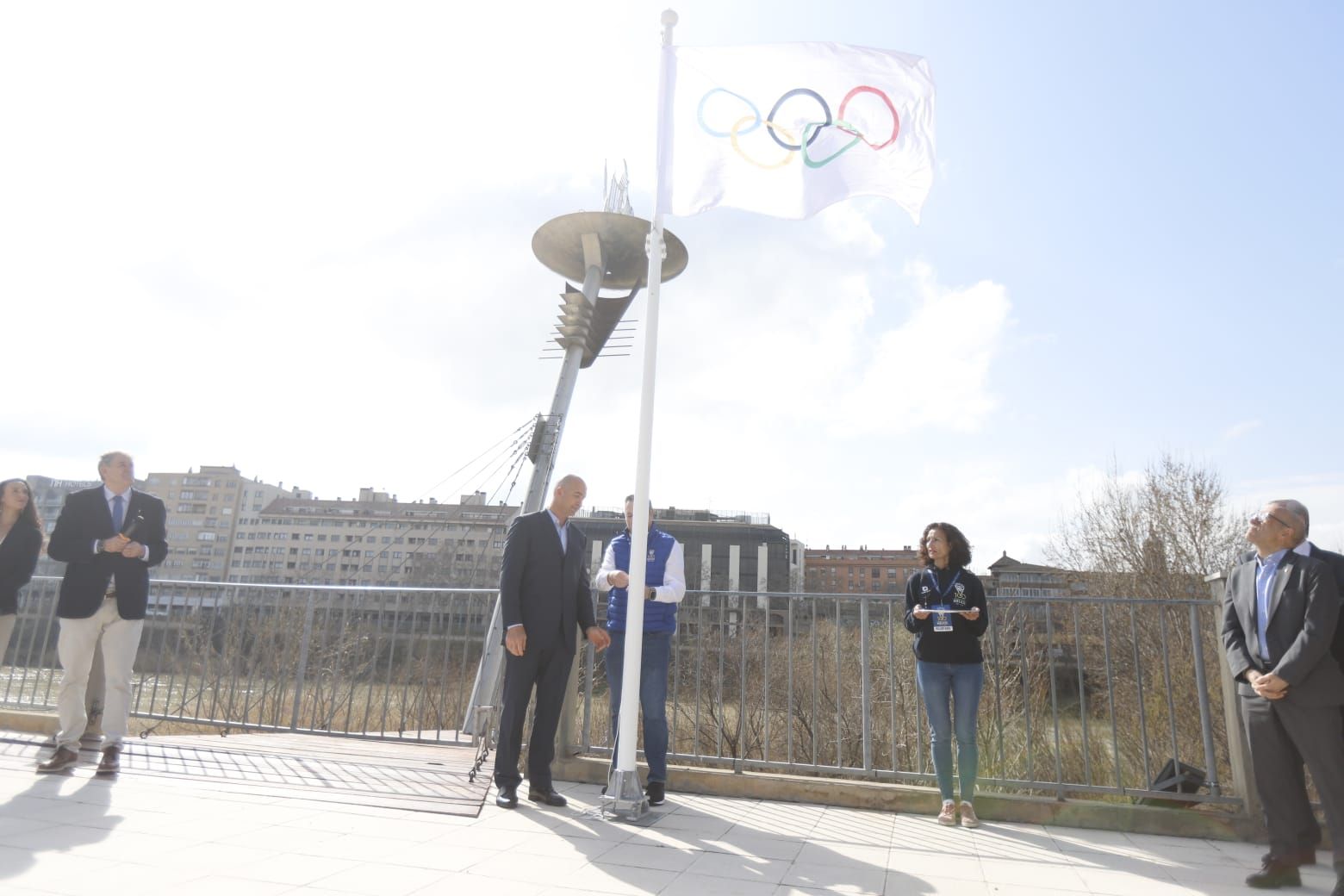 En imágenes | La bandera olímpica ya preside desde las alturas en las instalaciones del CN Helios