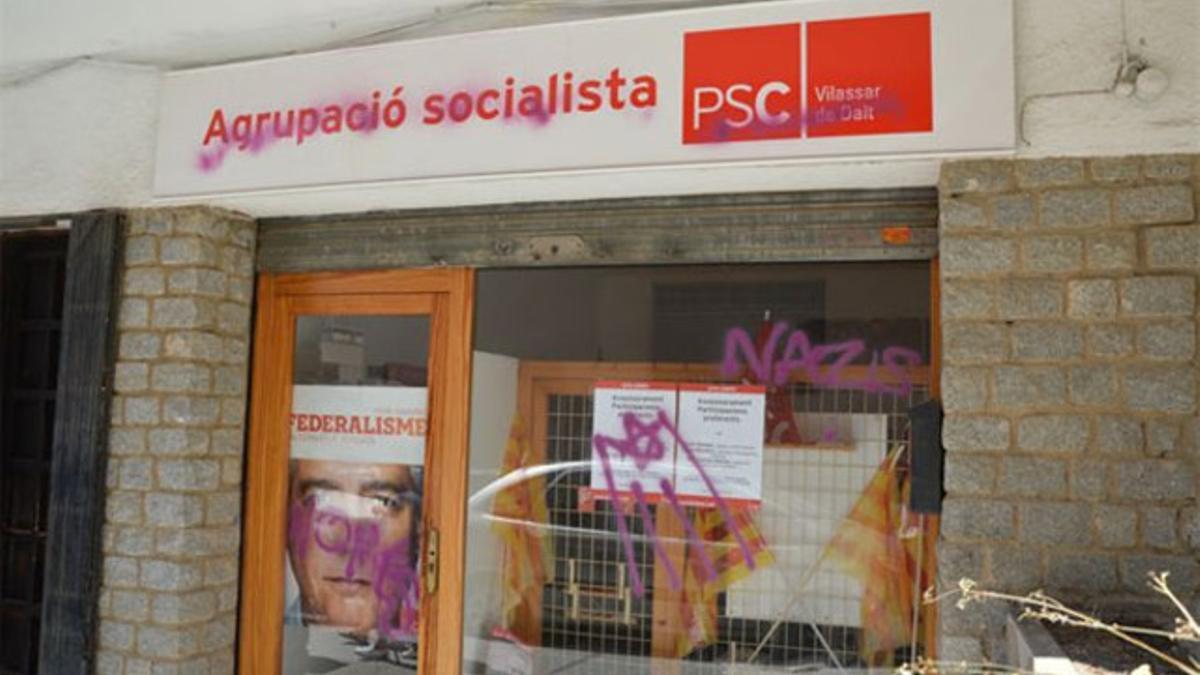 La fachada de la sede del PSC de Vilassar de Dalt, con las pintadas independentistas. EUROPA PRESS