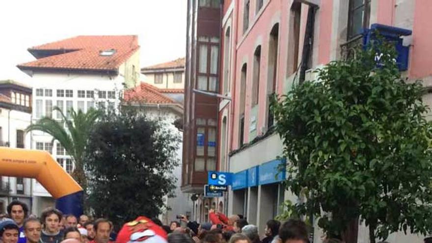 Los corredores en plena prueba en Llanes.