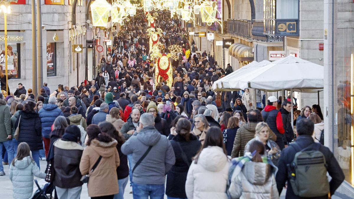 El centro de Vigo lleno por las devoluciones de Navidad y las bajas temperaturas.