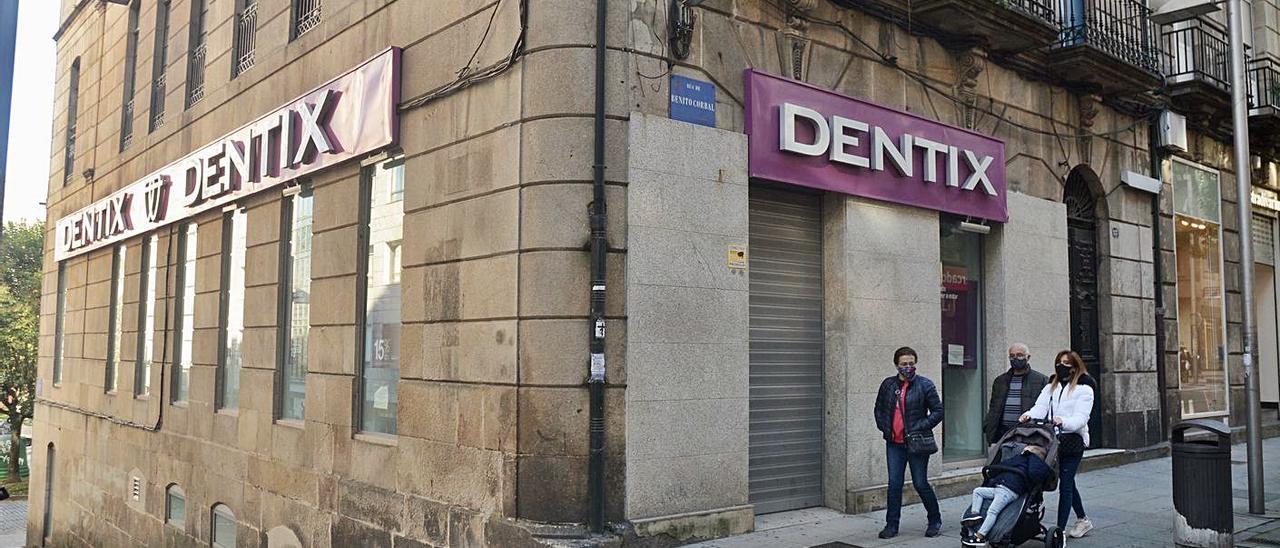 Clínica de Dentix en Pontevedra, cerrada al público. |   // RAFA VÁZQUEZ