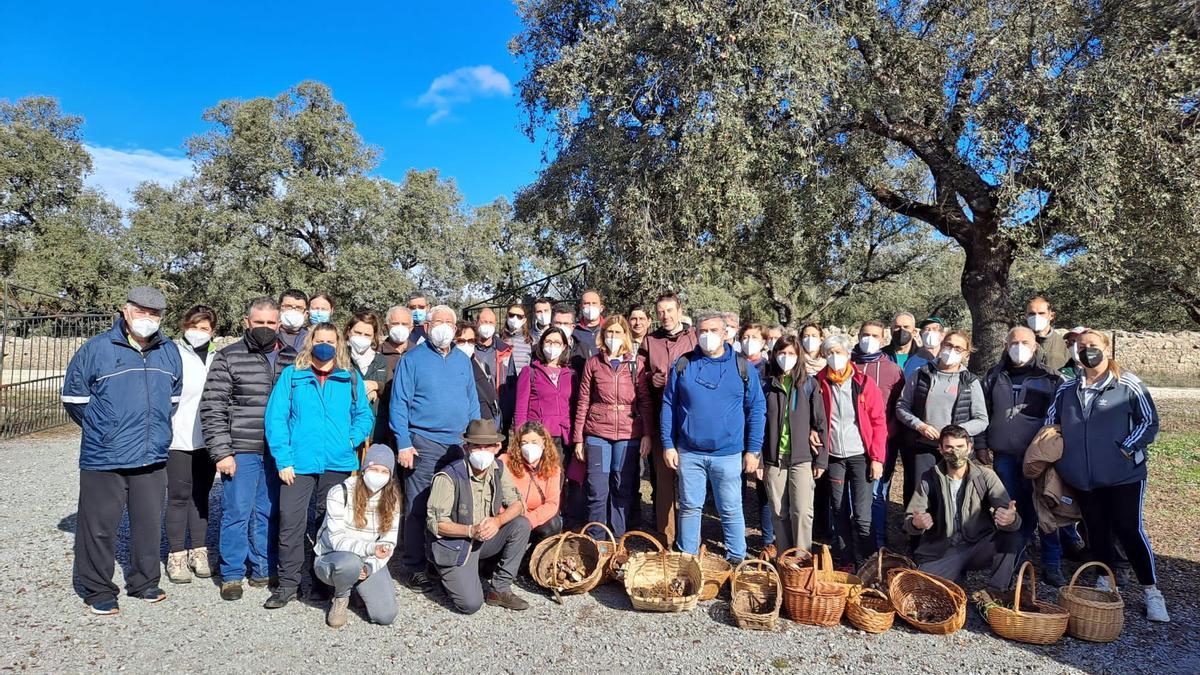 Un numeroso grupo ha participado en una salida para recoger setas.