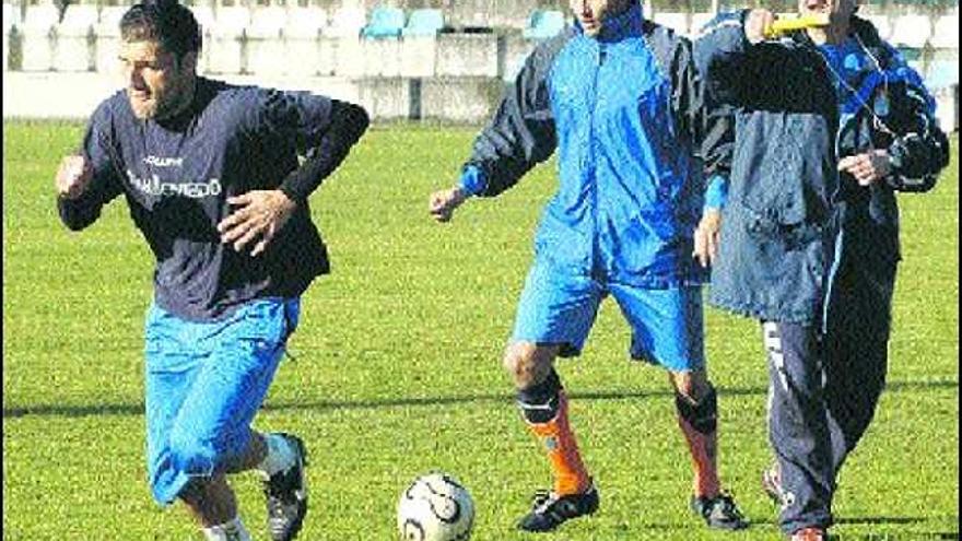 Lasarte, Bravo y Fredy Valdés, durante un entrenamiento en El Requexón.