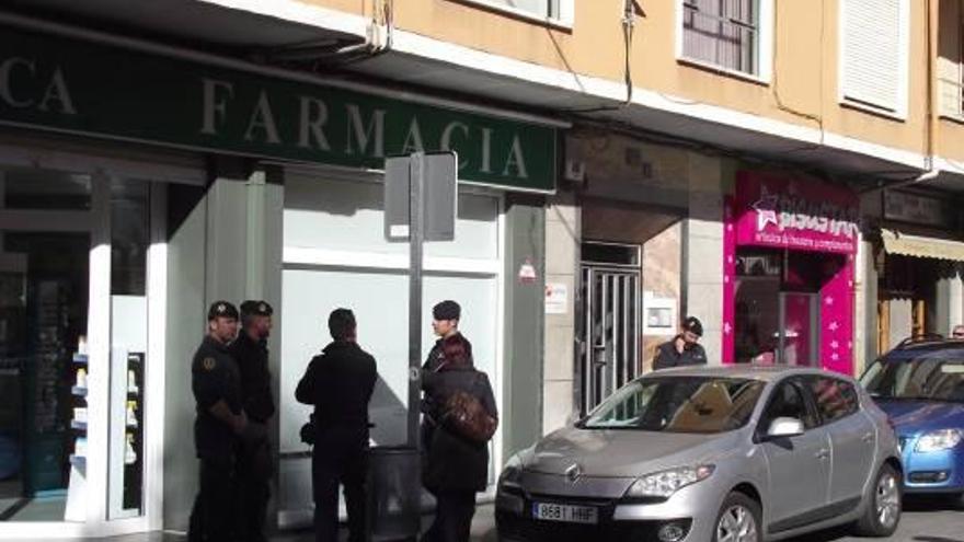 Agentes de la Guardia Civil desplegados ayer en Ibi durante la operación.