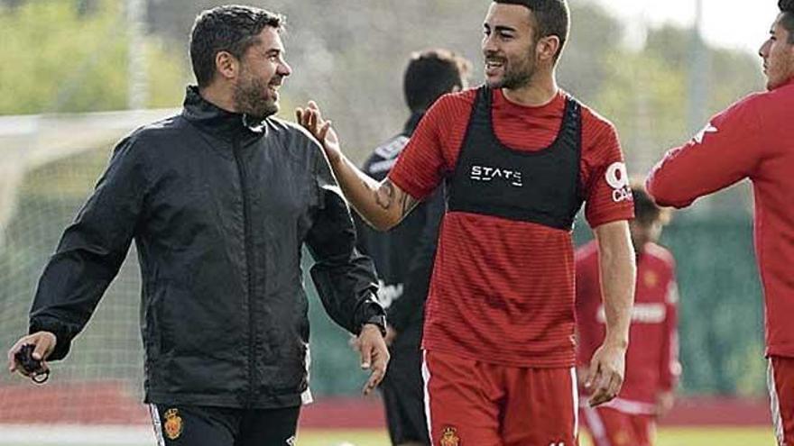 Dani Pastor conversa con el jugador Dani RodrÃ­guez.