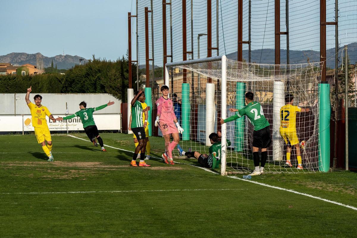 Les millors imatges de l'empat en el derbi entre el Peralada i l'Escala