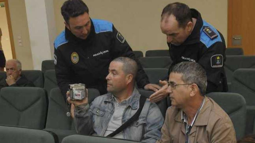 La policía de Arteixo pide a dos vecinos que apaguen la cámara en una sesión. / 13fotos
