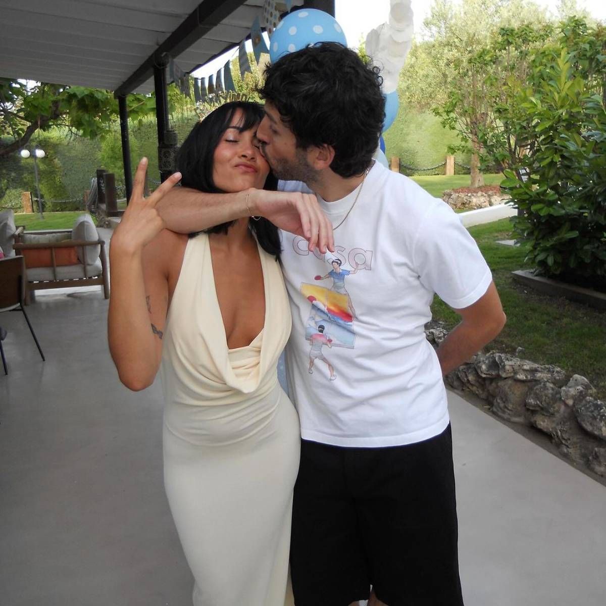 El beso de Sebastián Yatra y Aitana para celebrar el 25 cumpleaños de la cantante