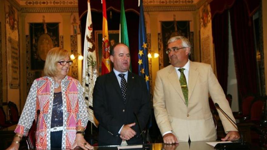 Reunión de trabajo de las universidades de Málaga y Sevilla para impulsar Andalucía Tech. El lugar elegido para este encuentro fue Antequera. En la imagen, La rectora de la UMA y presidenta de la CRUE, Adelaida de la Calle; el alcalde de Antequera, Manuel Barón; y el rector de la US, Antonio Ramírez de Arellano.