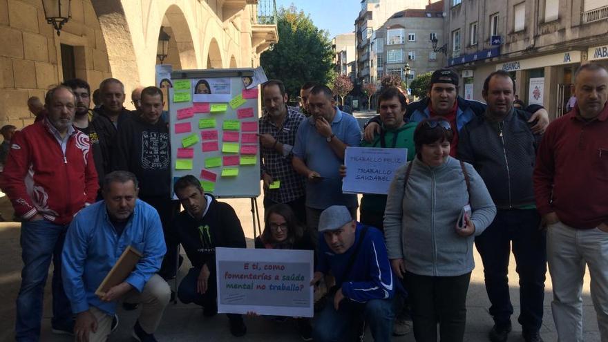 Miembros de la Asociación Lenda, esta mañana, durante la campaña en el centro de Redondela. / FdV