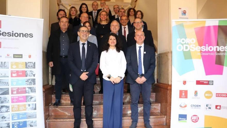 Foto de familia de representantes de todas las instituciones que se han sumado al foro, cuyo protocolo se firmó ayer.