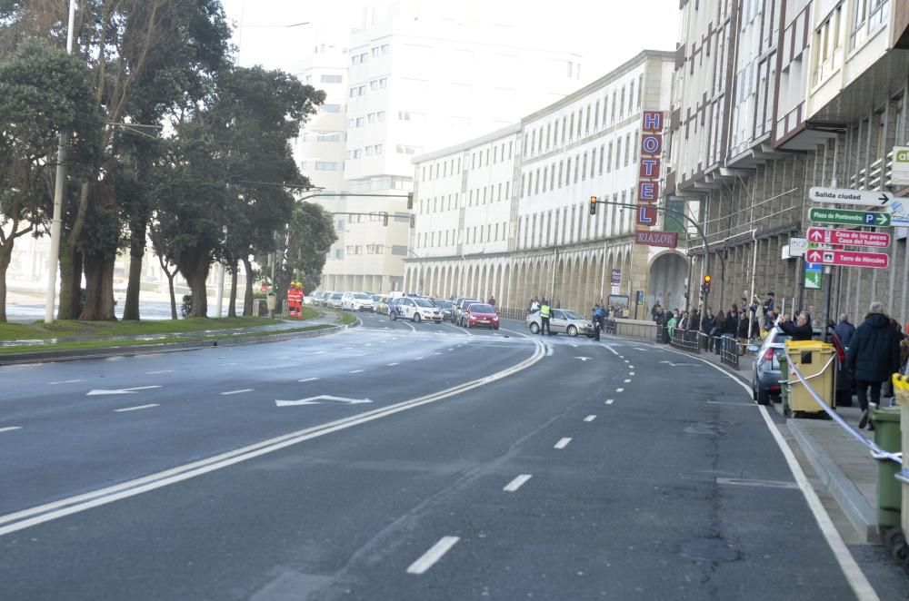 El paseo, cortado al tráfico tras llegar las olas a la carretera