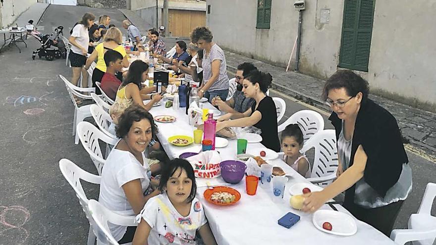 Cena de barrio en Montuïri