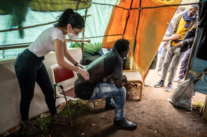 Protesta ante el campamento de Las Raíces por parte de migrantes y activistas