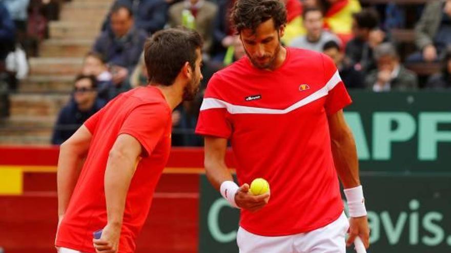 Marc López y Feliciano López dialogan durante un punto del dobles, ayer en Valencia.