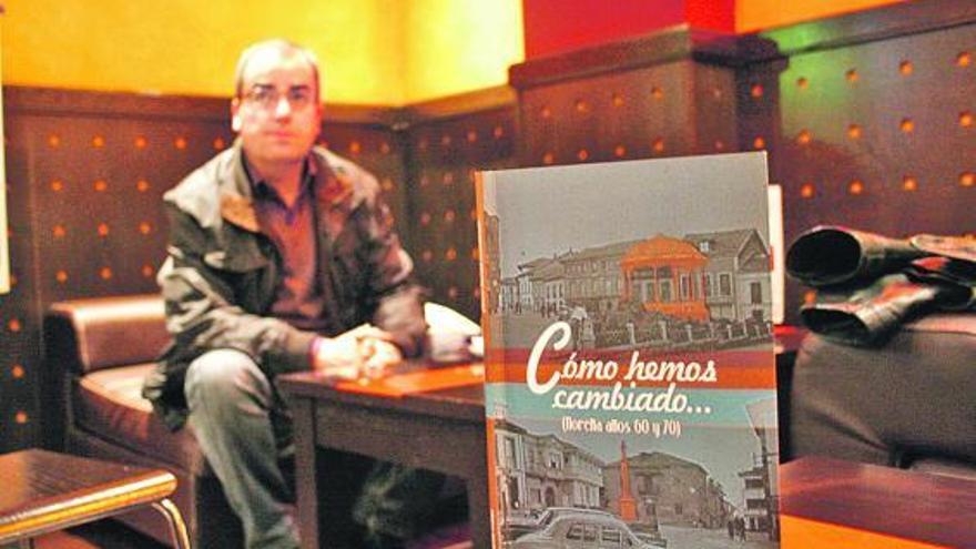 El nuevo libro de «Contigo», con el coordinador, Javier Blanco, en segundo término.