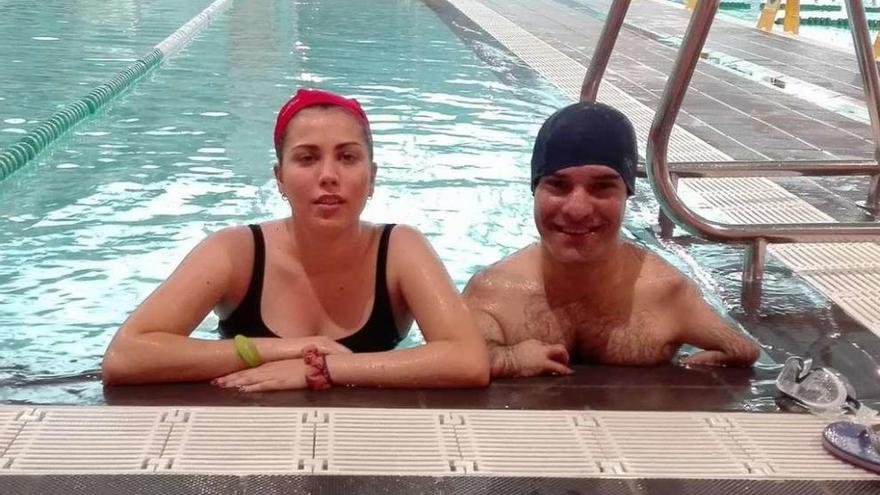 Lucía junto a Juan en una de sus clases de natación y respiración acuática. // FdV