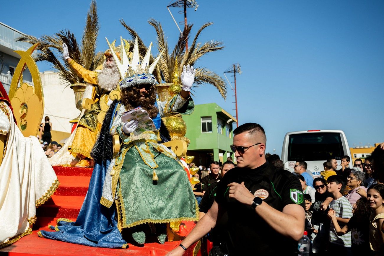 Miles de personas llenan de ilusión el Estadio de Barrial en la llegada de los Reyes Magos