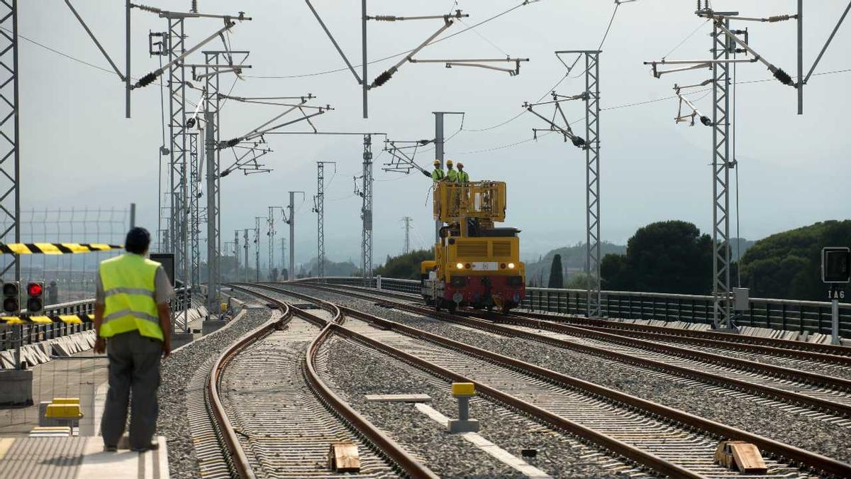 Operaris treballant en una estació ferroviària a Cambrils, el 2017