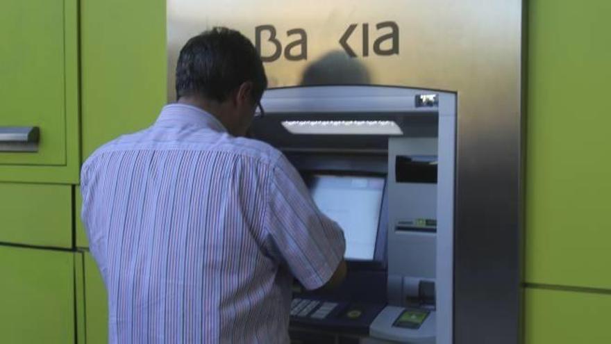 Un cliente de Bankia accede a un cajero de la entidad.