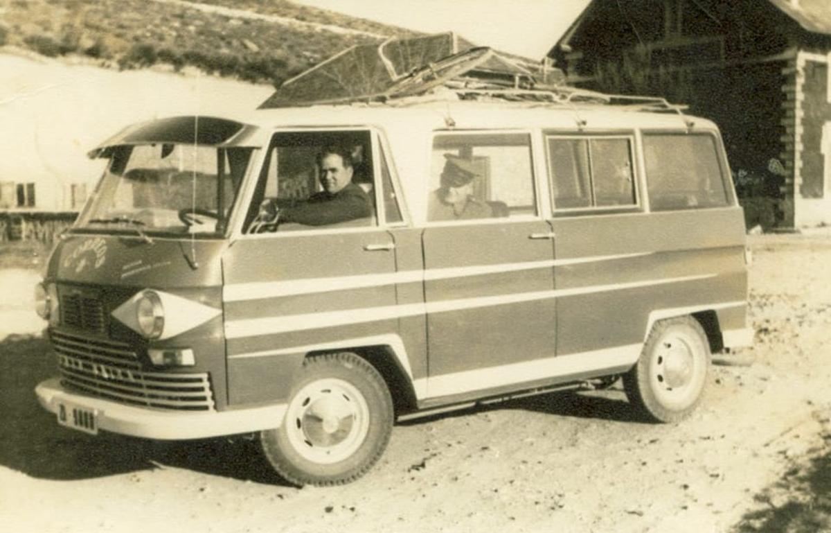Tomás Castaño y su furgoneta Mercedes DKW con la que llevaba la correspondencia de la estación de San Pedro de las Herrerías a Alcañices