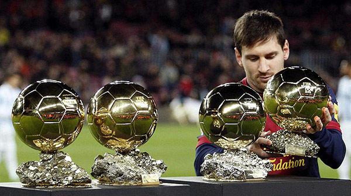 L’estrella argentina mostra el trofeu als seguidors blaugrana entre bravos i aplaudiments.
