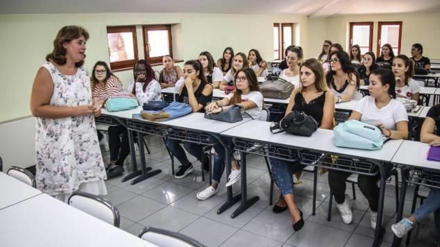 Los primeros alumnos del Campus de Alcoy de la UA ayer en el primer día de clases.