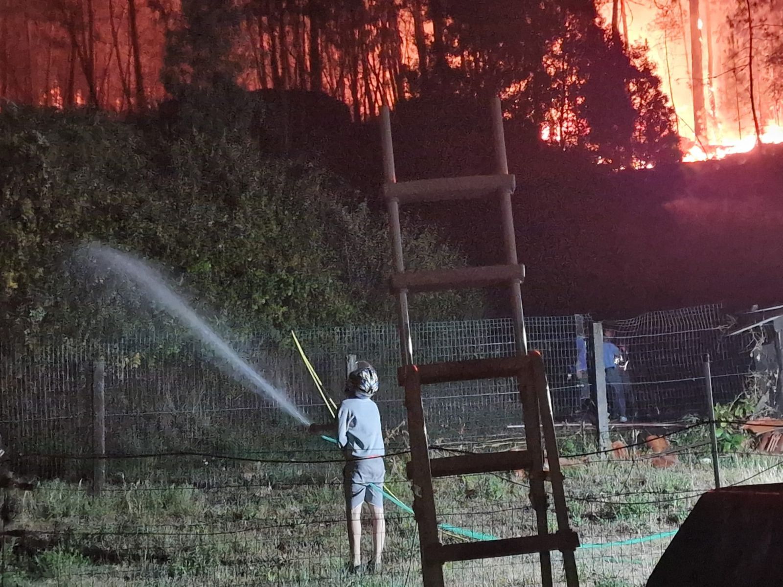 El incendio declarado ayer en Xiabre obliga a enfrentarse a las llamas durante toda la madrugada.