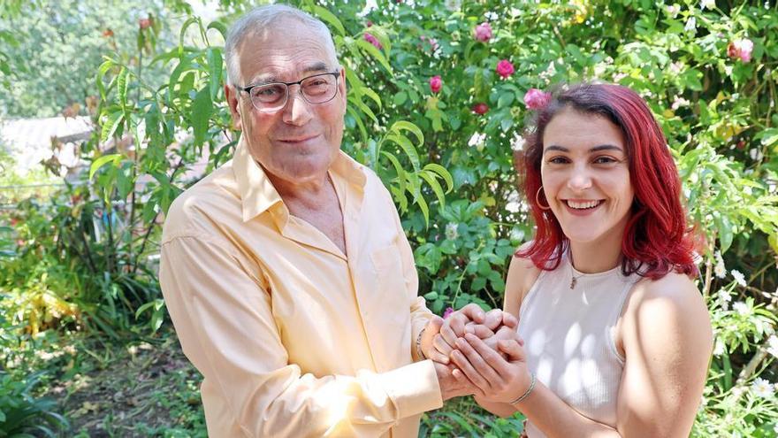 Abuelo y nieta comparten lista en un pueblo de Galicia