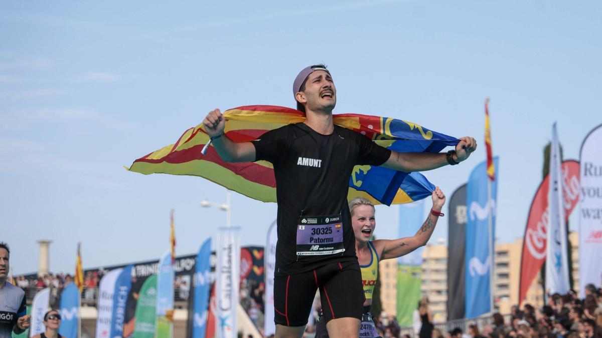 Un corredor llega a la meta del último maratón de Valencia.