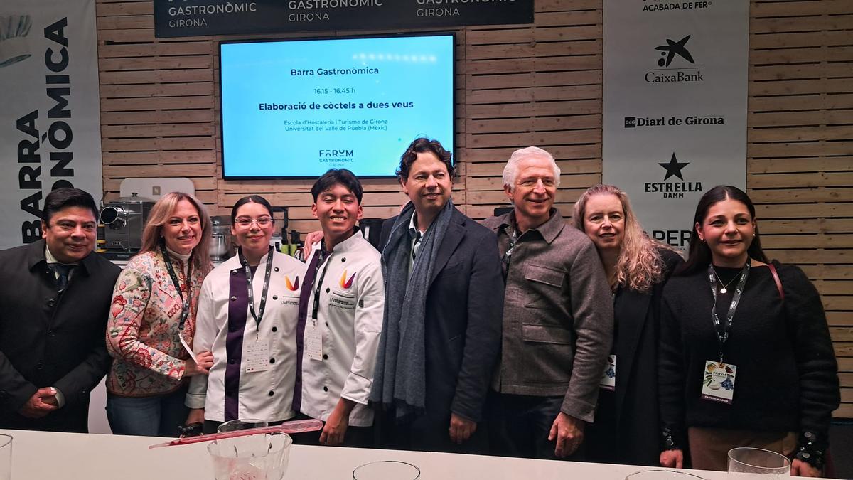 Foto de grup amb els estudiants i representants de la Universitat de Puebla de Mèxic.