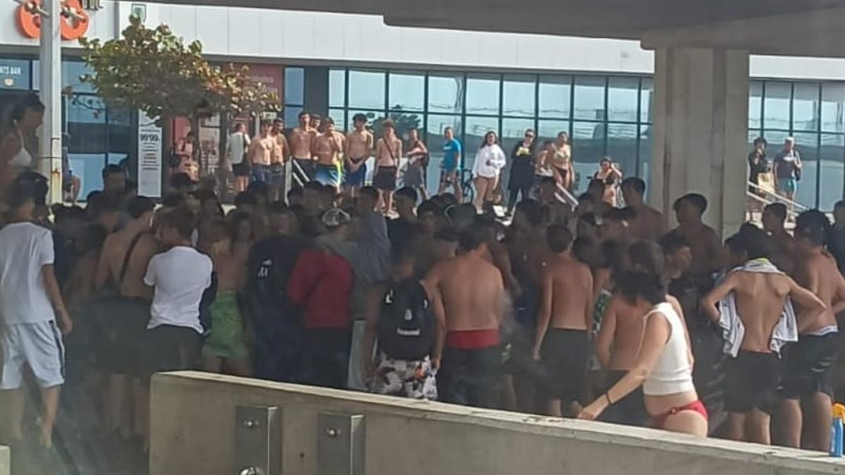 Decenas de personas, este lunes, en torno al altercado registrado junto a las instalaciones del gimnasio y la piscina de la Cícer.