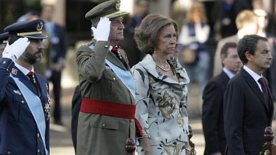 Los Reyes presiden un desfile con nuevo formato en el que Zapatero vuelve a ser abucheado