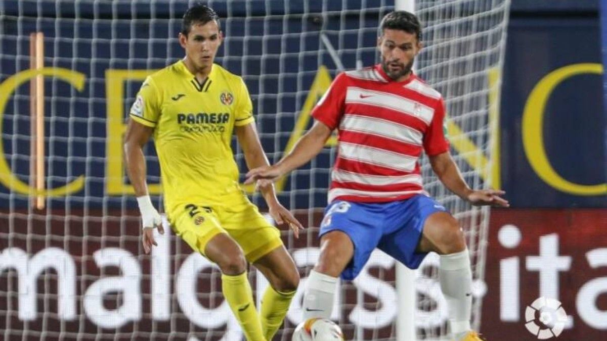 Mandi disputa un balón con Jorge Molina | LaLiga