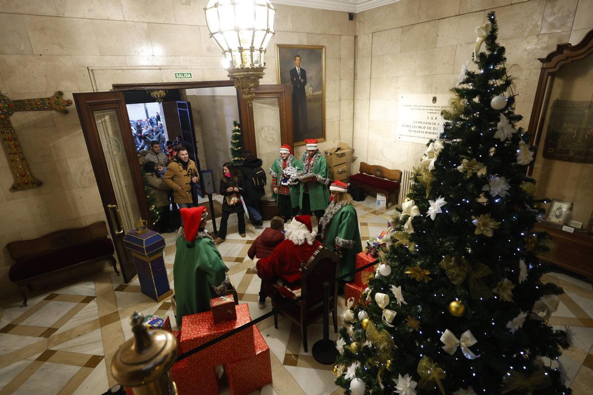 Papá Noel recibe a los niños en el Ayuntamiento de Oviedo tras suspenderse la Cabalgata
