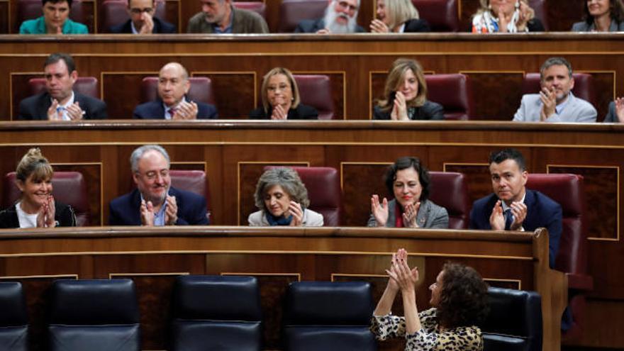 La ministra Montero, a la derecha en primer término, devuelve el aplauso a la bancada socialista.  // Efe