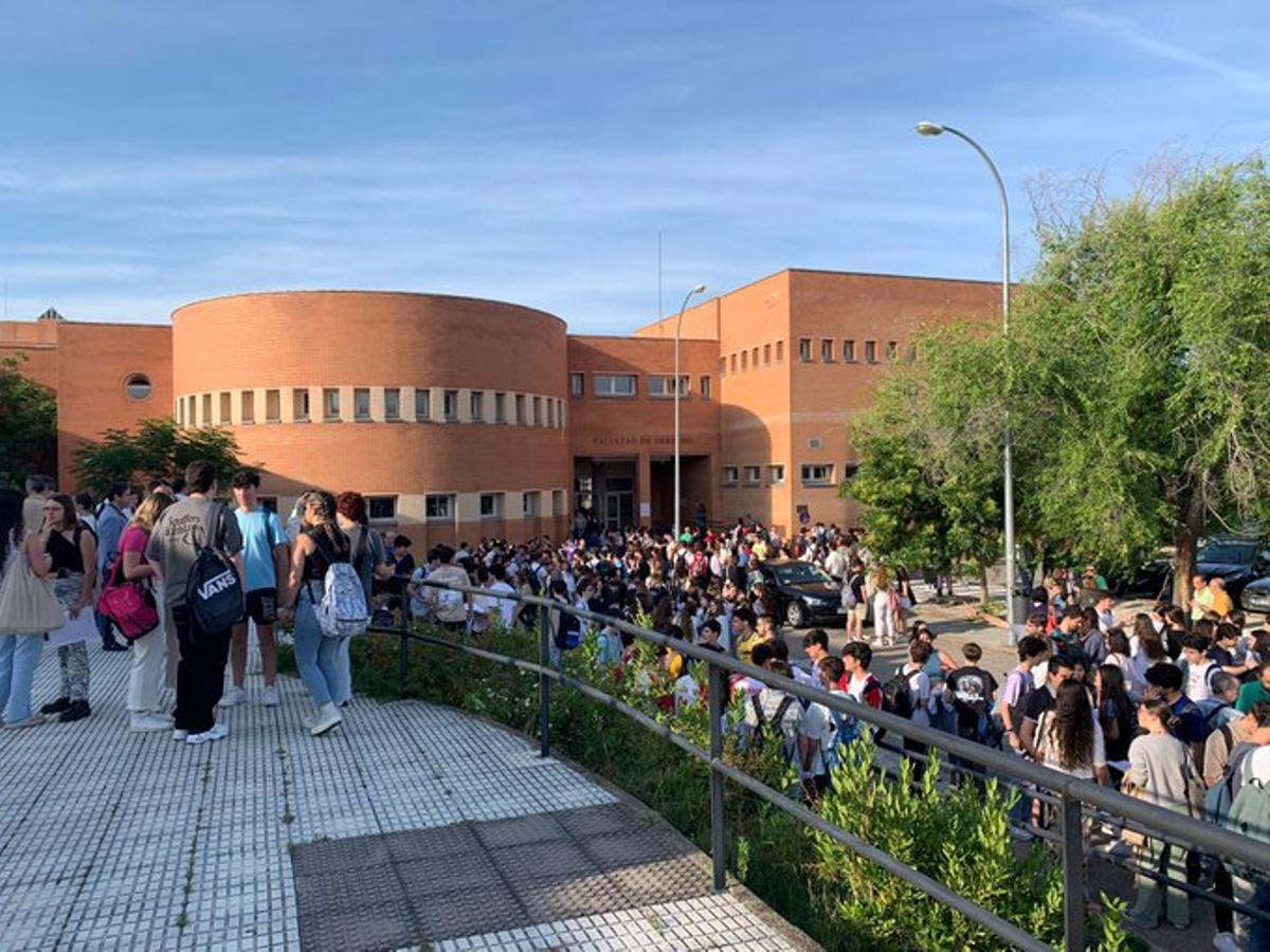 Estudiantes en el arranque del curso, en el actual edificio del campus.