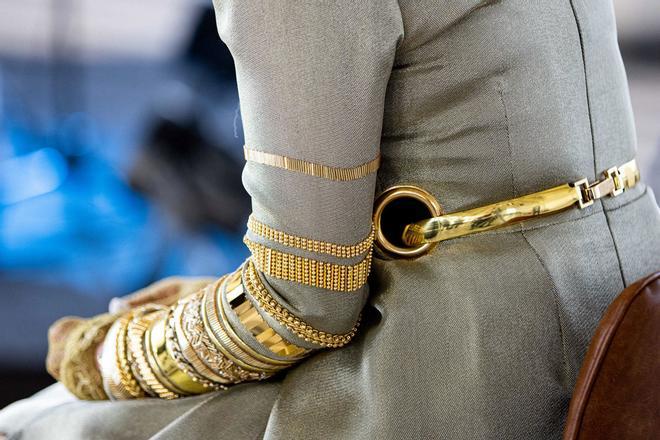 Detalle de las pulseras joya y el cinturón del vestido de Máxima de Holanda