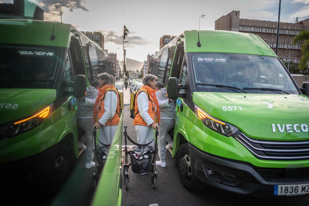 La nueva guagua 385 durante un servicio,